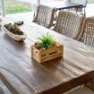 Opter pour une table à manger en bois sur mesure pour embellir son intérieur